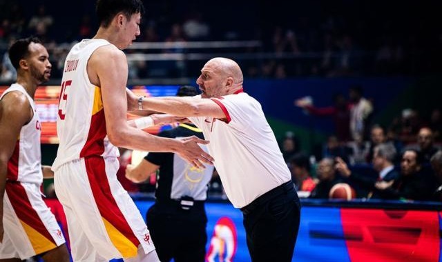 开云APP-小组赛三战全败狂输80分！中国男篮的面前写满绝望