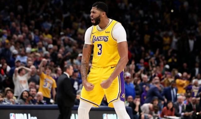 开云体育官网-戴维斯膝盖拉伤至少缺席4周 湖人迎赛季至暗时刻