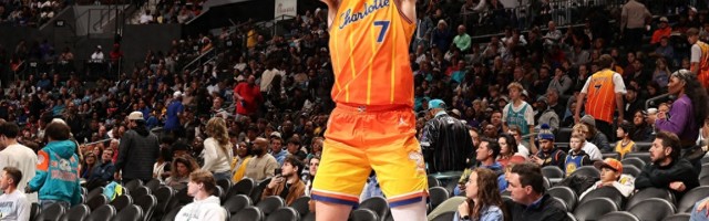 kaiyun-仅用46场！库里也没实现的79年NBA三分纪录，被19岁克尼佩尔做到|斯蒂芬·库里|76人队|费城76人队|夏洛特黄蜂队|迈尔斯-布里奇斯_新浪体育_新浪新闻