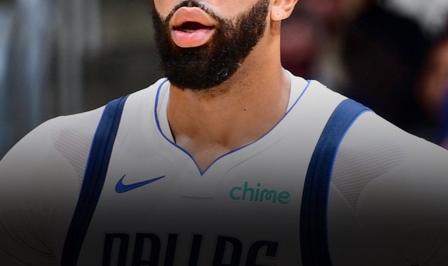 开云体育官网-独行侠遭重创！浓眉左手韧带损伤或需接受手术 可能缺席长达数月