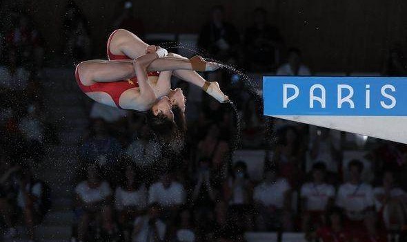 开云体育下载-中国观众热情让法媒惊叹：红色国旗覆盖了整个看台