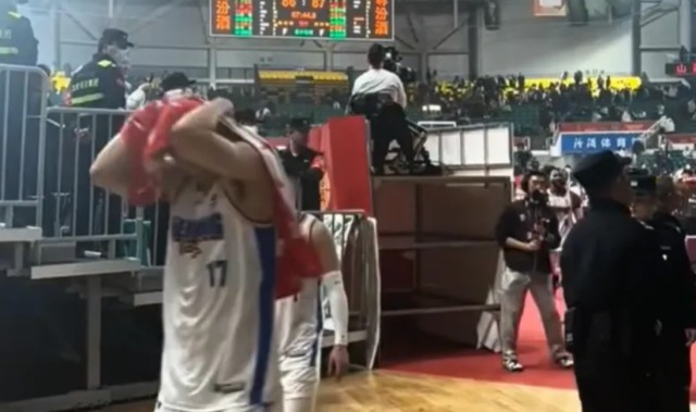 开云APP-朝球员吐口水！山西球迷太猛了，令人大开眼界！