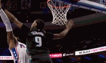 开云体育下载-干净好帽！奥萨尔篮下帽翻乔治被吹犯规 活塞挑战成功